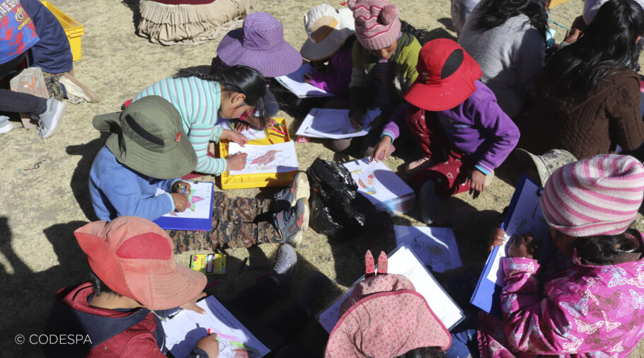 Grupo de niños dibujando