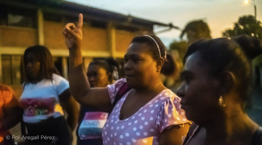 mujer levantando la mano