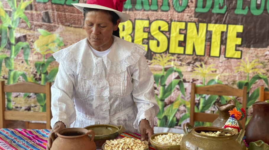 mujer vendiendo maiz