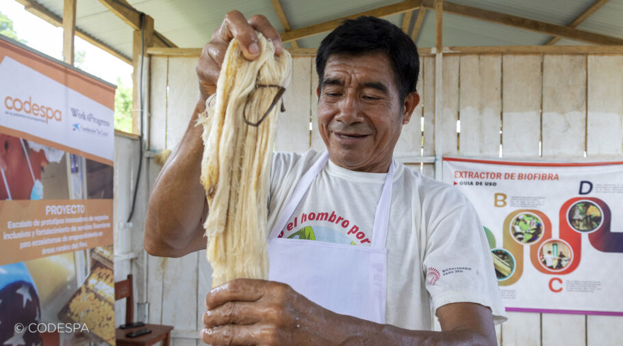 hombre con fibra de platano