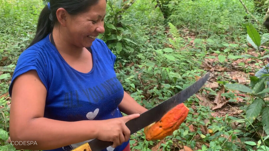 mujer cacaotera ecuador