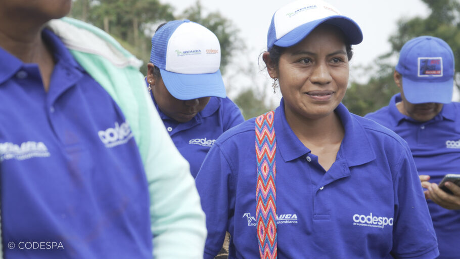 mujer camiseta azul