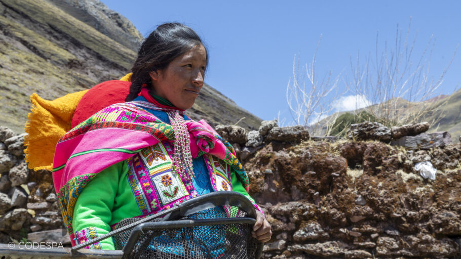 mujer pescando peru